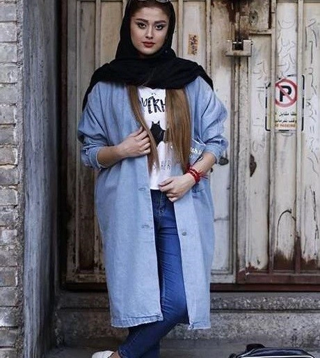 استایل خیابانی جذاب با تیشرت چاپی برای خانمها
