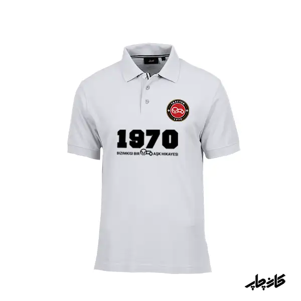 تیشرت یقهدار جودون سه دگمه با طرح تراکتور 1970